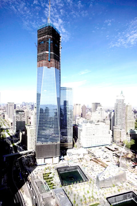 El edificio se encuentra justo al norte de donde las Torres Gemelas estuvieron erguidas alguna vez, en un espacio que ahora ocupa el Museo y Memorial del 11 de septiembre.