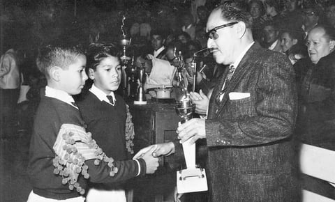 JOSÉ TRINIDAD Estrada Núñez y Rafael Romero Espinoza estudiantes de la escuela primaria federal Felipe Carrillo Puerto, recibieron el trofeo de primer lugar del consurso de bandas de escuelas primarias 1964-1965.