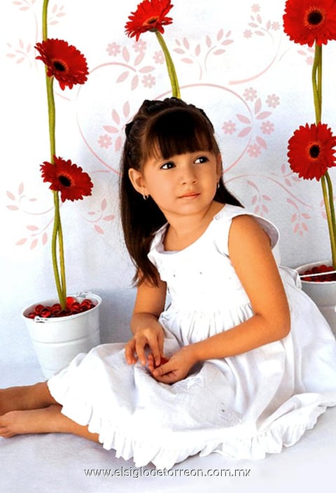 29042012 XIMENA  Reyes Reyes en una fotografía de estudio con motivo del Día del Niño.- Annel Sotomayor Fotografía
