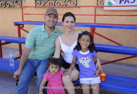 30042012 LEONARDO , Claudia, Sara y Sofía.