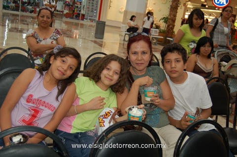 29042012 CRISTINA , Karen, Cristina y Cristian Pérez.