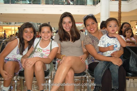 29042012 ANA  Paty, Andrea, Ana Cris, Paty y Sergio.