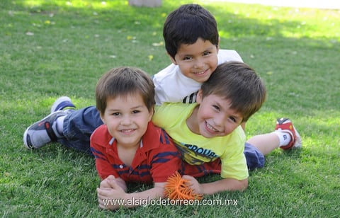 30042012 RODRIGO , Santiago y David.