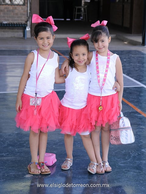 30042012 VICTORIA , Valeska y Romina.