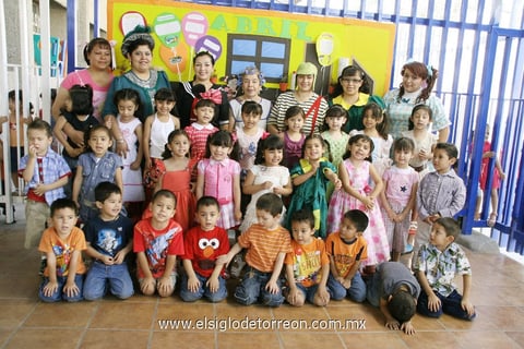 30042012 PEQUEñOS  de primer grado de preescolar junto a sus maestras.