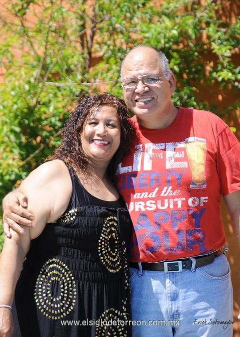 29042012 MARíA DEL ROSARIO  Rocha Espinoza celebró su cumpleaños al lado de su esposo Gilberto Cepeda Zamora.- Érick Sotomayor Fotografía