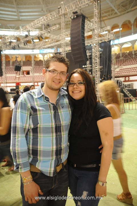 29042012 MIKE  Batres y Moni Corral.