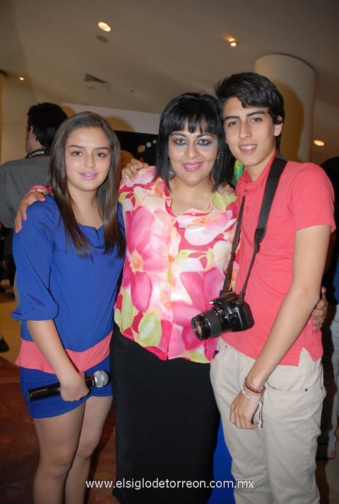 30042012 ELEXA , Mtra. Alejandra R. de la Peña y Hugoalexi.