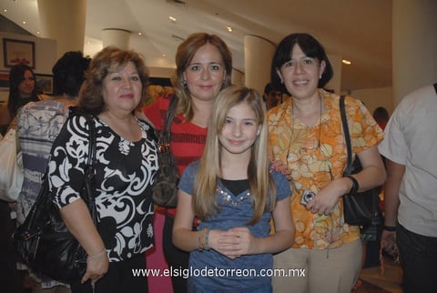 30042012 GLORIA,  Coco, Ana María y Sofía Gómez.