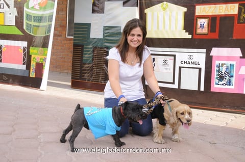 29042012 SOFíA  y sus mascotas Cuco y Canelo.