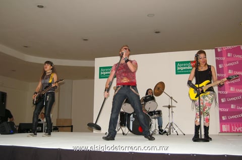 29042012 Matatena Rock ofreció su música para deleite de los asistentes al mall.