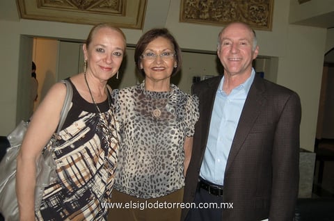 29042012 NANCY,  Claudia y Salvador.