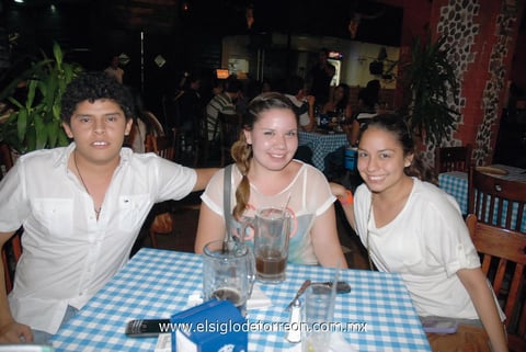 01052012 PACO  Salazar, Fany y Edith Moreno.