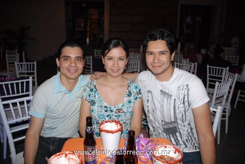 01052012 PEDRO  Juárez, Carlos Meza y Laura Alvarado.