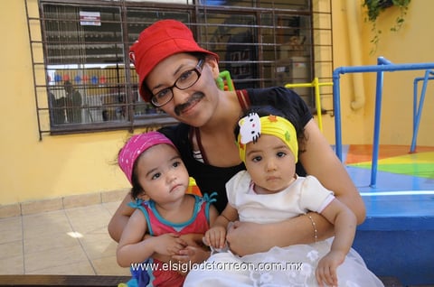 02052012 MISS  Janeth García con las pequeñas Paulina y Karime.