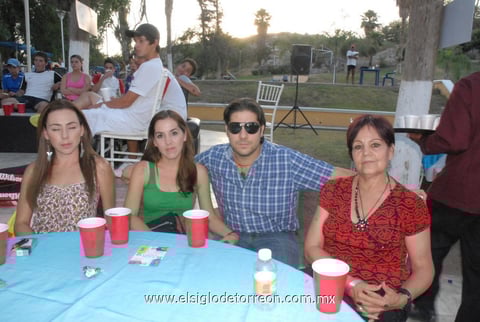 01052012 MAYTE  Reyes, Claudia Reyes, Armando de la Fuente y Leonor Santelices.