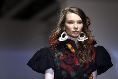 Durante la Semana de la Moda de Bielorrusia, una modelo luce una creación de las diseñadoras bielorrusas Marina, Olga y Elena Parfenovich.