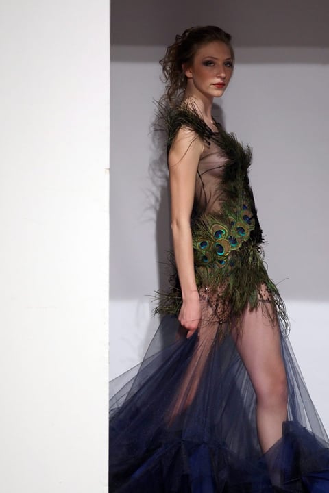 Una modelo luce una creación de las diseñadoras bielorrusas Marina, Olga y Elena Parfenovich.