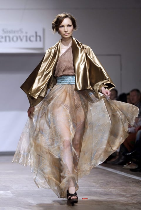 Una creación de las diseñadoras bielorrusas Marina, Olga y Elena Parfenovich durante la Semana de la Moda de Bielorrusia.