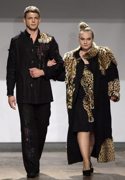 Dos modelos desfilan con unas creaciones de la diseñadora bielorrusa Nataliya Gaidarzhi.