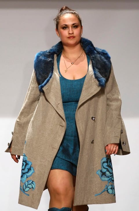 Una modelo desfila con una creación de la diseñadora bielorrusa Nataliya Gaidarzhi durante la Semana de la moda bielorrusa, en Minsk.