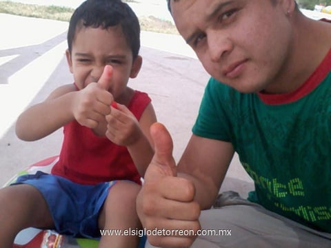 03052012 Kevin Axel y su papá disfrutando de un domingo en familia.