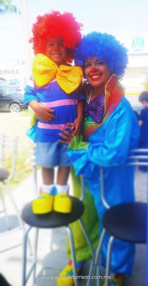 03052012 Gary Pepe Luis con su mami Rosy el Día del Niño.