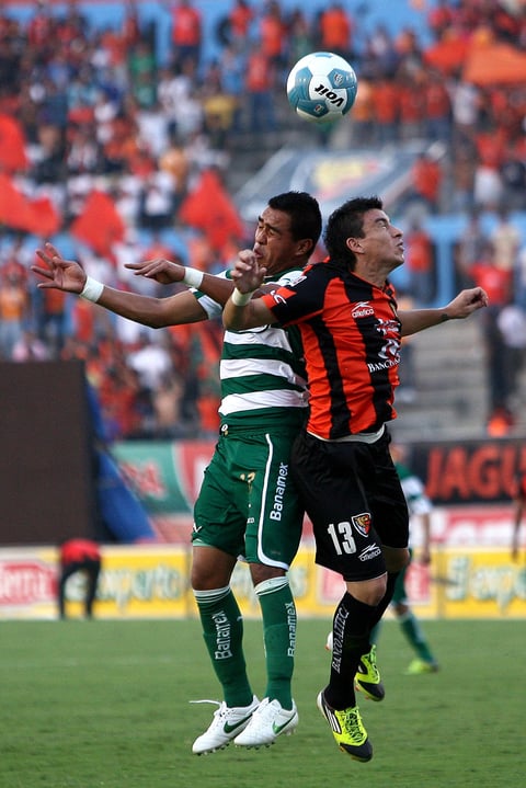 Ya no era una cuestión tan superficial como un marcador, ni siquiera el pase a las semifinales, ambos equipos jugaban por orgullo y para el segundo tiempo felinos y Guerreros no bajaron el ritmo.