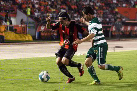 El juego arrancó con cerrado accionar, sin jugadas claras en ambas porterías, pero con un Santos decidido a hacer daño a través de disparos de larga y media distancia.