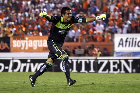 Esta noche en la cancha del Estadio Víctor Manuel Reyna, que registró su primer lleno en la temporada, anotaron mediante riflazos Daniel Ludueña (minutos 24 y 59) y Oribe Peralta (38), y en jugada Darwin Quintero al 95, por Santos.