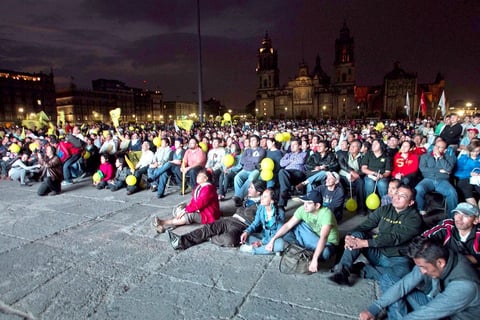 En la Plaza de la Constitución, se instalaron pantallas para seguir el debate.
