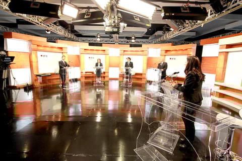 Los candidatos presidenciales debatieron por primera vez y, pese a la rigidez del formato del ejercicio, hubo acusaciones de faltar a la verdad, fotos mostradas por los presidenciables al revés o fuera de cuadro, propuestas, retos para verificar in situ compromisos y hasta deslindes de los políticos.