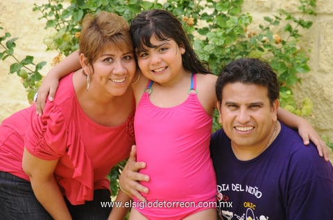 05052012 XIMENA  festejó ocho años de vida junto a sus papás Paty y Ernesto.
