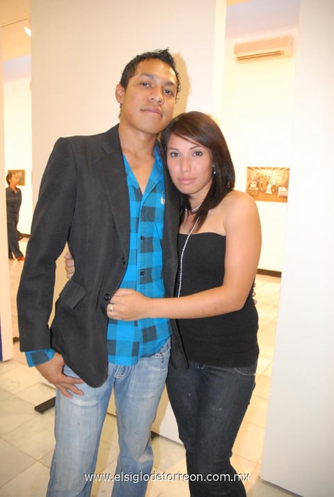 05052012 JORGE  Sandoval y Nayely Adriano, durante reciente festejo social.