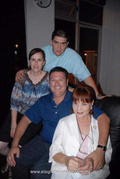 04052012 MIGUEL  Vesuña, Érika García Mora y Sergio Aguiñaga.