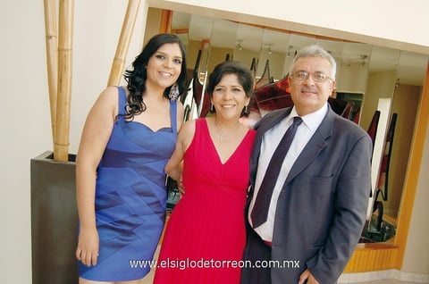 06052012 MARICELA  Ramírez el día de su celebración de jubilación, la acompañan su hija Maricela y esposo Rogelio.