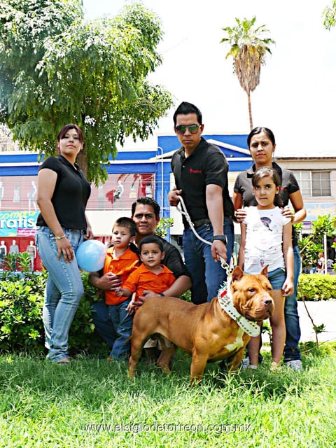 06052012 MIGUEL  Gallardo y Érick Cortés acompañado de su respectiva familia y mascota.
