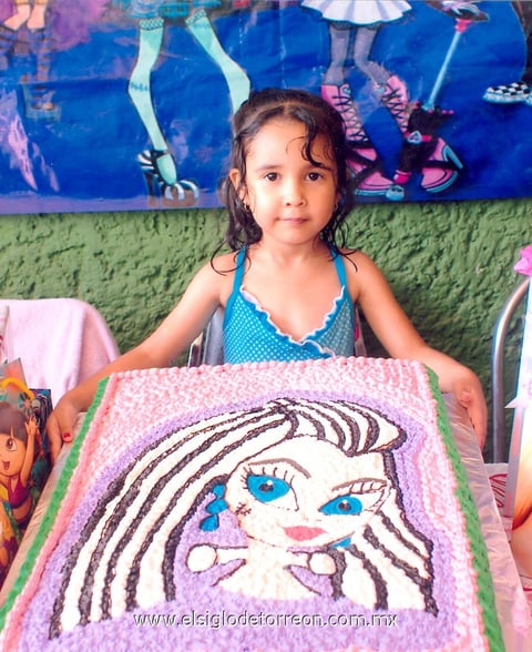 06052012 ALONDRA MELISSA  Acosta Caldera festejó su cuarto cumpleaños con una divertida piñata, que le organizaron sus papás Luis Carlos Acosta Contreras y Claudia Caldera.