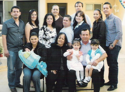 El Sr. Salvador navarro celebrando su cumpleaños en familia.