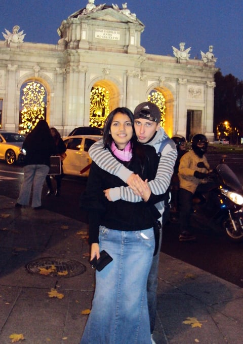 Matrimonio Navarro Leyer en la famosa puerta de Alcalá en Madrid, España.