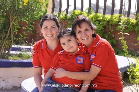08052012 PAMELA , Romina y Pecky forman tres generaciones.