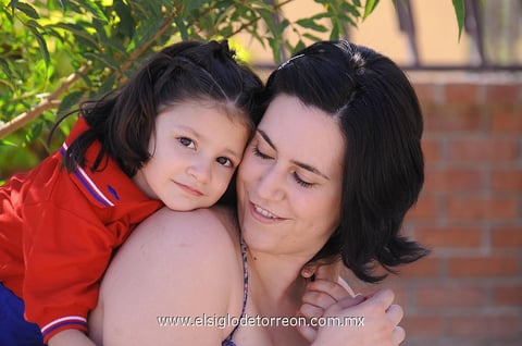08052012 ROBERTA  Rodríguez Escobedo con su mami Begoña Escobedo Andres.
