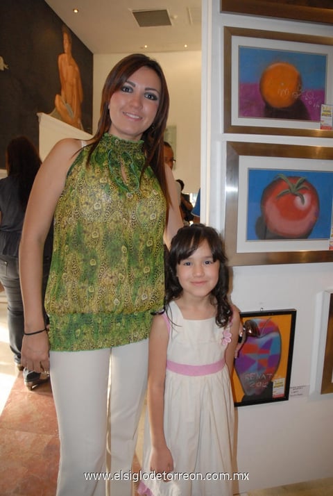 08052012 ARTEMISA  y la pequeña Renata, fueron captadas en reciente festejo.