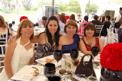 08052012 LOS ASISTENTES  la pasaron de lo mejor durante la recepción nupcial.