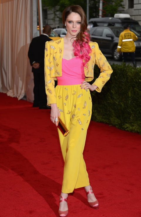 La top model Coco Rocha lució un  colorido atuendo en la gala MET 2012.