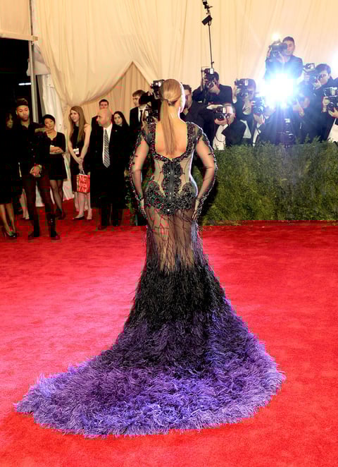 La cantante estadounidense Beyoncé asistió a la gala MET 2012, donde deslumbró a su paso por la alfombra roja con un elegante vestido que dejaba ver sus piernas.