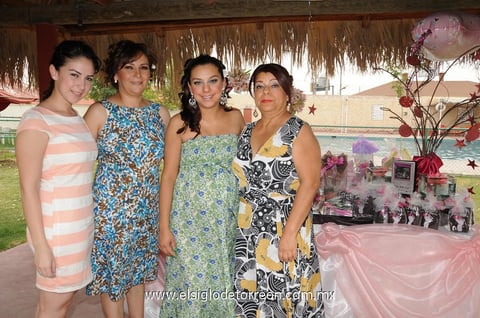 09052012 ALEJANDRA  Ruelas Serrano en compañía de las anfitrionas de su festejo de canastilla: Graciela Delgado Garay y Lucía Serrano Vélez.