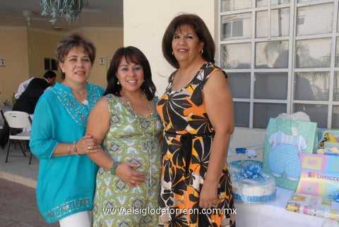 09052012 JENNY  RodrÃ­guez de Valenzuela junto a las organizadoras de su festejo: su suegra Maye Alvarado y su mamÃ¡ Maye Flores.