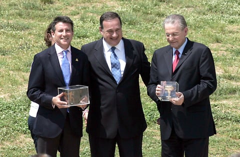 La ceremonia tuvo lugar con la presencia del presidente del Comité Olímpico Internacional (COI), el belga Jacques Rogge, y el presidente del Comité Organizador de los Juegos Olímpicos de Londres, Sebastian Coe, entre otras muchas personalidades.