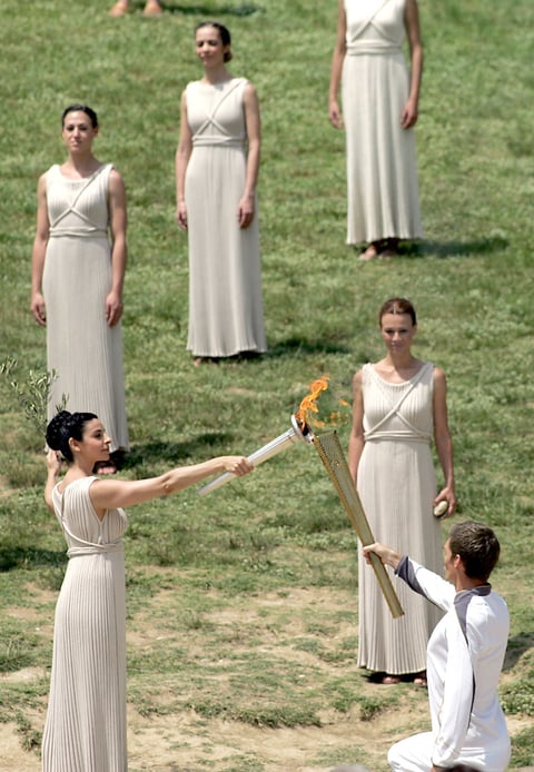Después de la ceremonia, con una coreografía bien organizada, la sacerdotisa entregó la llama al primer portador de la antorcha, el nadador griego y medallista olímpico de plata Spyros Gianniotis.
